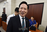 [포토] 회의장 나서는 송영무 국방부장관