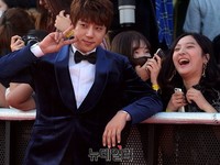 [포토] 팬과 포즈 취하는 황치열