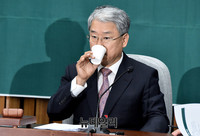 [포토] 물 마시는 김동철 원내대표