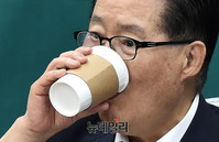 [포토] 차 마시는 국민의당 박지원 의원