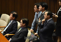 [포토] 초조한 얼굴의 더불어민주당 우원식 원내대표