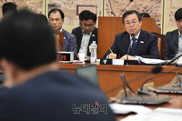 [포토] 질문에 답하는 도종환 문화체육관광부 장관