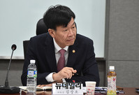 [포토] 토론회 참석한 김상조 공정거래 위원장