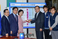 [포토] 상생꽃달기 행사 갖는 더불어민주당 추미애 대표