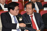 [포토] 대화 나누는 홍준표-정우택