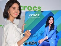 [포토] 윤아, 얼굴만큼 예쁜 싸인