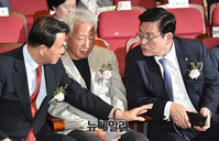 [포토] 대화 나누는 정우택-류석춘-홍문표