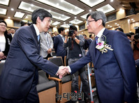 [포토] 악수 나누는 김영수 신임 대법원장