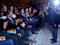 [포토] 허리숙여 인사하는 김명수