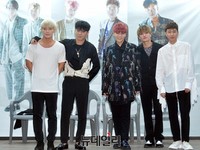 [포토] 신촌에 나타난 젝키, 팬들 마음 저격