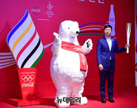 [포토] 평창올림픽 성화 든 이창엽 한국코카콜라 대표이사