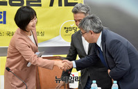 [포토] 참석자들과 인사 나누는 정의당 이정미 대표