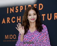 [포토] 보랏빛 블라우스 입은 한채영