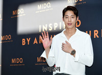 [포토] 깔끔한 화이트 재킷 입은 송원석