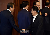 [포토] 악수 나누는 박지원-김무성