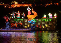 [포토] 강위에서 보는 진주남강유등축제...미디어파사드 첫 선