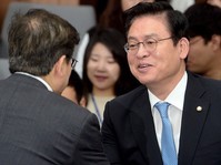 [포토] 국감대책회의, 악수하는 정우택