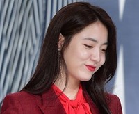 [포토] 겉옷 단추 푼 류화영...요염 자태 폭발