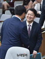 [포토] 동료 의원들과 인사 나누는 국민의당 안철수 대표
