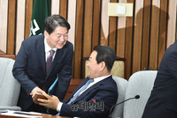 [포토] 악수 나누는 안철수-박주선