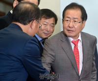 [포토] 악수하는 홍준표 자유한국당 대표