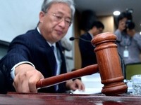 [포토] 교문위 국감시작, 의사봉 두드리는 유성엽