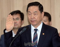 [포토] 교문위 국정감사, 선서하는 김상곤