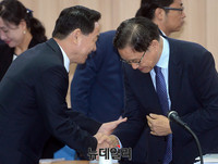 [포토] 악수하는 김상곤-조광