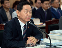 [포토] 질문에 답하는 김상곤