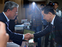 [포토] 악수하는 김상곤-유성엽