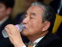 [포토] 물 마시는 김문기 전 상지대 총장