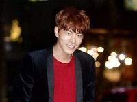 [포토] 홍종현, 붉은셔츠로 가을냄새 물씬