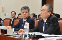 [포토] 질문에 답하는 백운규 산업자원통상부 장관