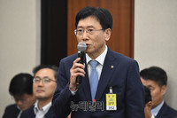 [포토] 중소기업 기술탈취 관련 신문 받는 한화 김연철 대표