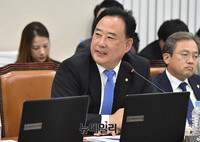 [포토] 증인들에게 질문하는 더불어민주당 어기구 의원