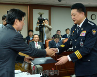 [포토] 악수하는 유재중-이철성