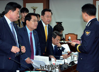 [포토] 국감 파행 후 민주당 의원과 대화하는 이철성