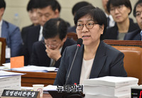 [포토] 질문에 답하는 정은경 질병관리본부장