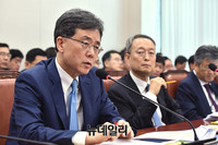 [포토] 답변하는 김현종 통상교섭본부장