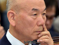 [포토] 질문 듣는 이효성 방통위원장