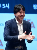 [포토] 박수 퍼포먼스 선보이는 배우 김문수