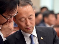 [포토] 자료 검토하는 백운규 산통부 장관