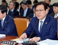 [포토] 질문에 답하는 최종구