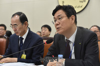 [포토] 질문에 답하는 이관섭 한수원 사장