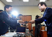 [포토] 선서문 전달하는 최종구