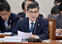 [포토] 답변하는 최영현 한국보건복지인력개발원장