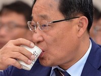 [포토] 물 마시는 최수규