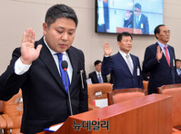 [포토] 선서하는 조민수-강남훈-권혁홍