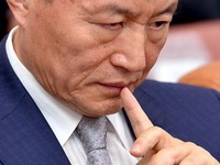 [포토] 고민하는 강남훈 홈앤쇼핑 대표