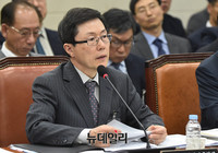 [포토] 질문에 답하는 윤종록 정보통신산업진흥원장